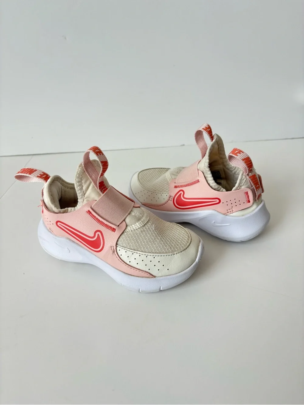 Nike Slip-On Trainer in Light Pink & Coral Swoosh 9C